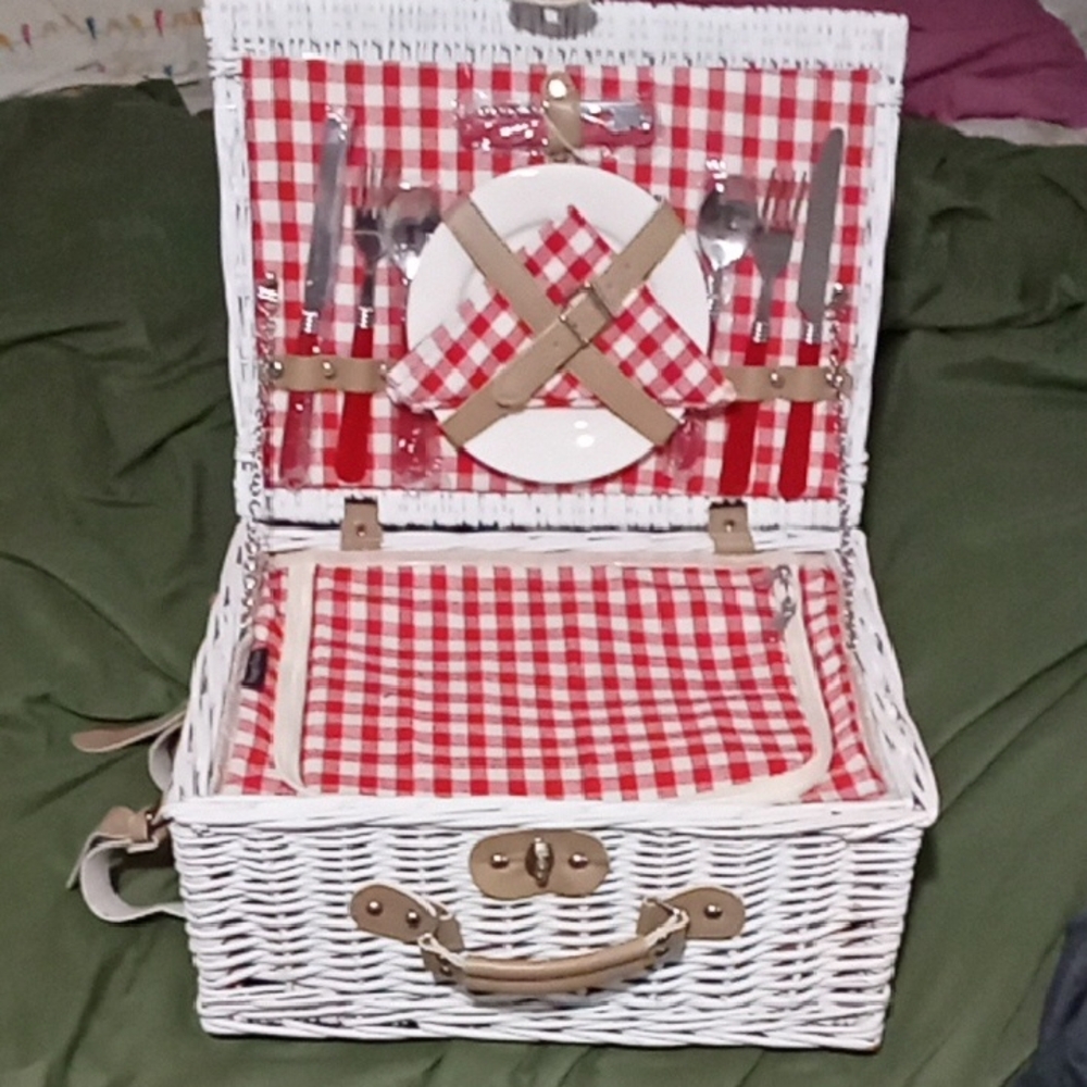 NWOT GORGEOUS White Wicker Picnic Basket For with Tan Accents